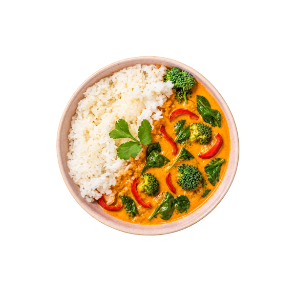 Draufsicht auf eine Bowl mit Reis und orangem Red Curry mit Brokkoli, roter Paprika und Spinat, garniert mit frischem Koriander.