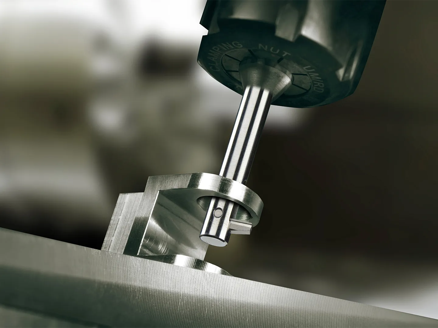 Een metalen precisie-instrument aan een machinale bewerkingsmachine, gericht op een metalen deel.