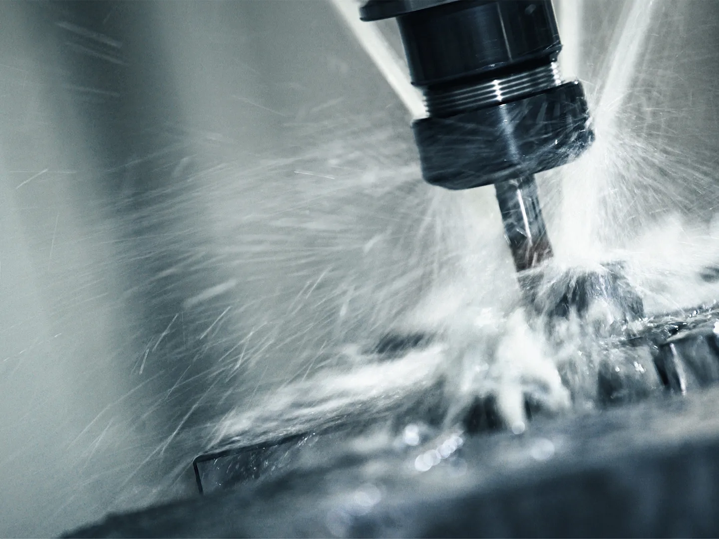 Close-up van een CNC-bewerkingsmachine die met waterkoeling metaal freest.