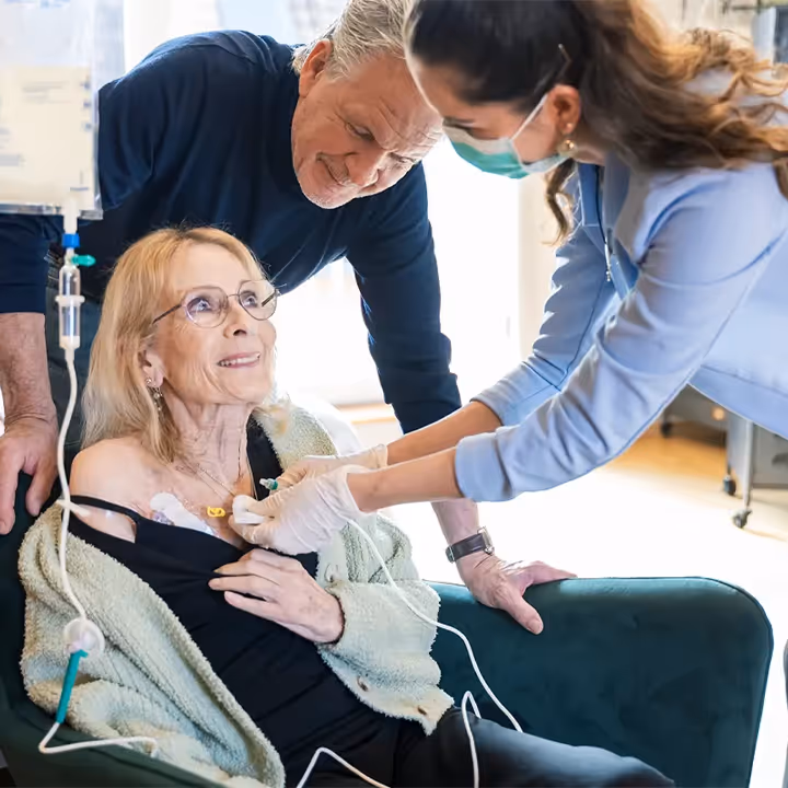 Pflegekraft von confido Care betreut eine Patientin im häuslichen Umfeld
