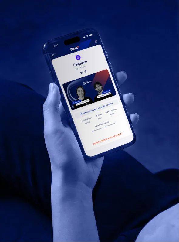 Main tenant un smartphone affichant une application d'investissement avec la page de la startup Chipiron et photos de deux cofondateurs.