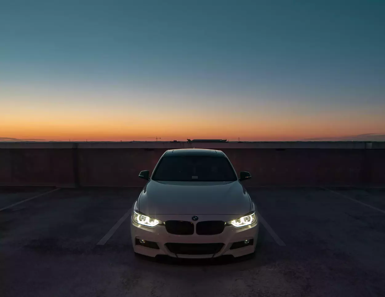 Voiture BMW sur une place de parking