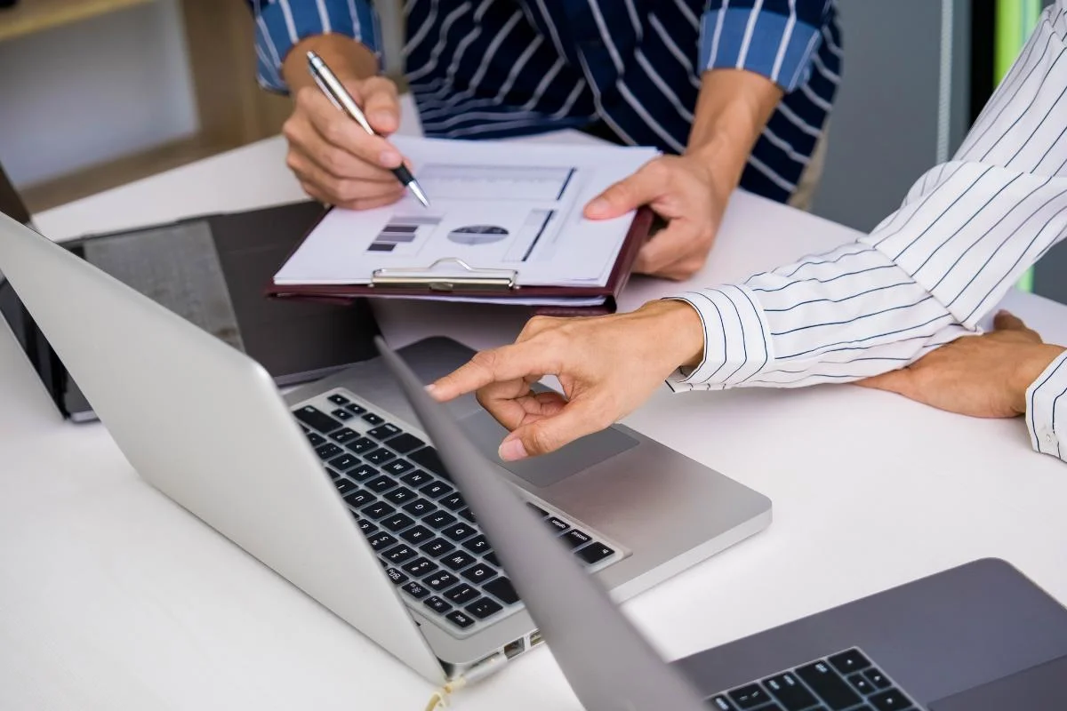 deux investisseurs discutant des conditions de l'apport cession