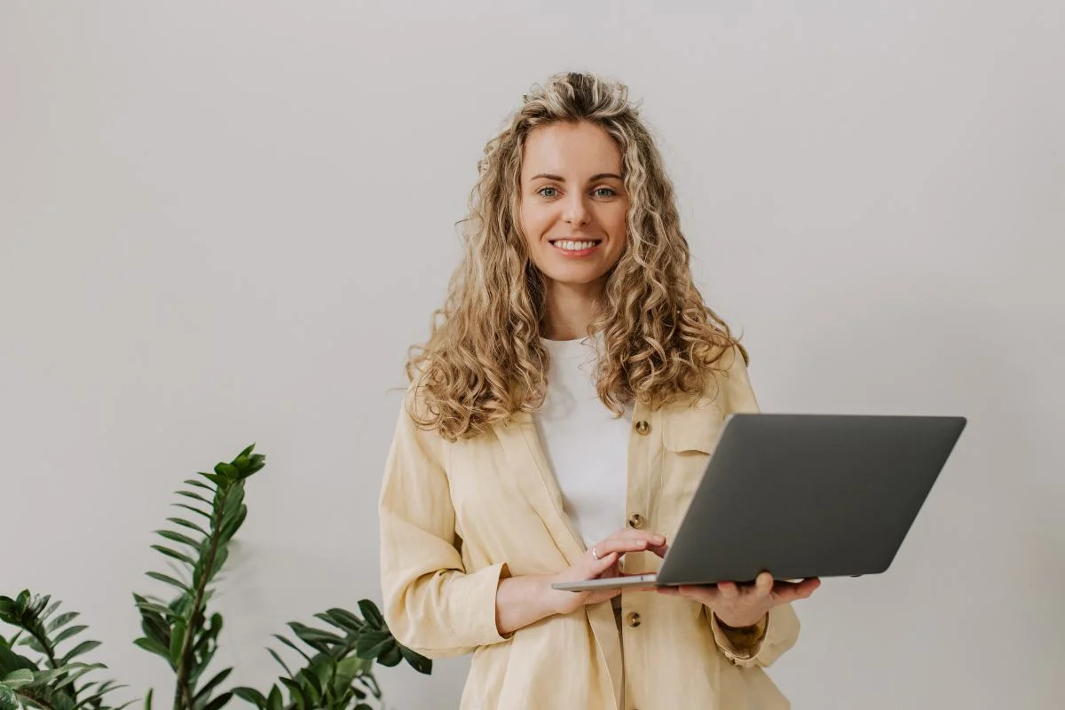 entrepreneuse avec un ordinateur pour l'apport de titre à une holding