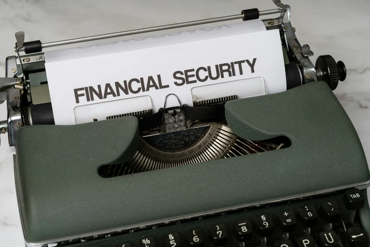 "Financial security" écrit sur un papier de machine à écrire