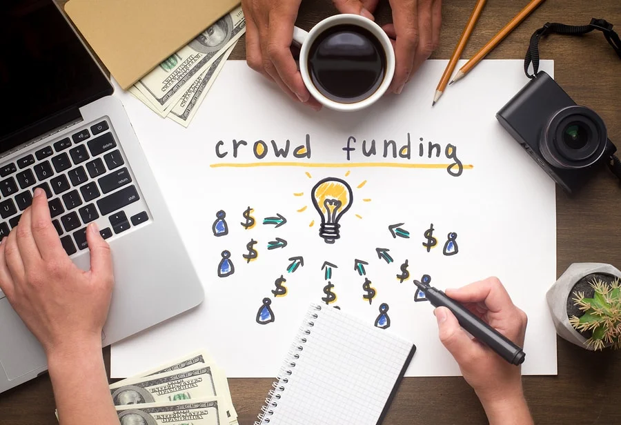 Un schéma de "crowdfunding" avec des dessins de flux financiers, des personnes travaillant sur un ordinateur et des billets, illustrant les stratégies d’optimisation fiscale en crowdfunding.