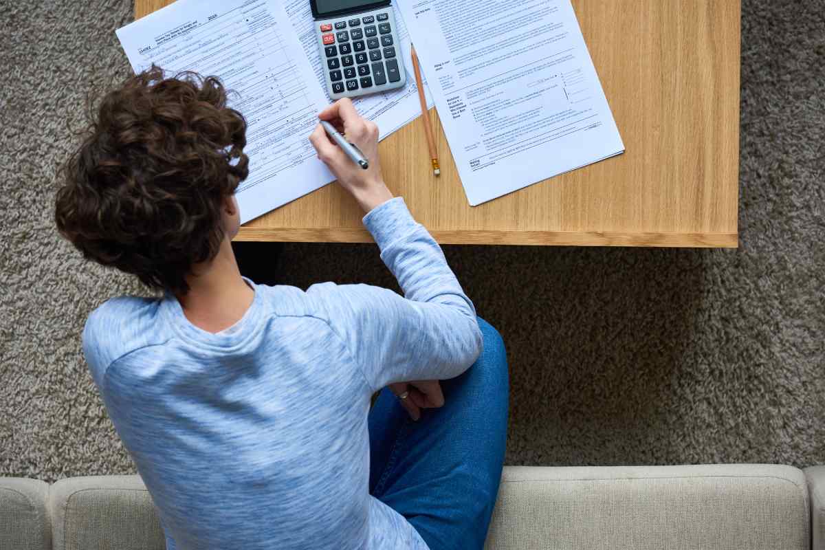 femme en train de remplir le formulaire de la flat tax