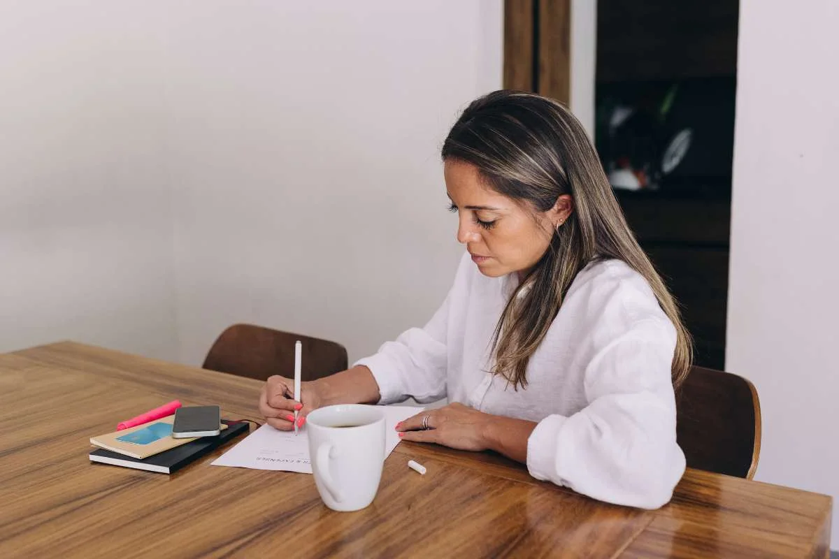 femme qui cherche à comprendre le taux du pea