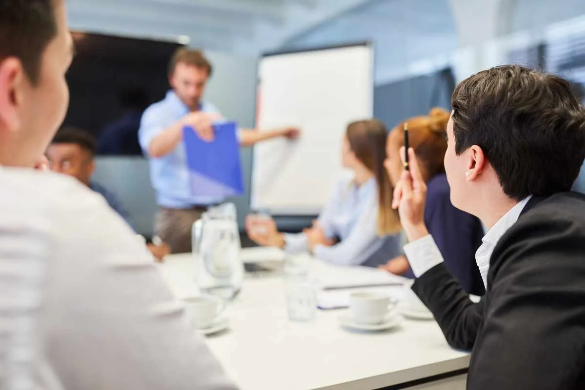 groupe de personne discutant de la dilution de start up