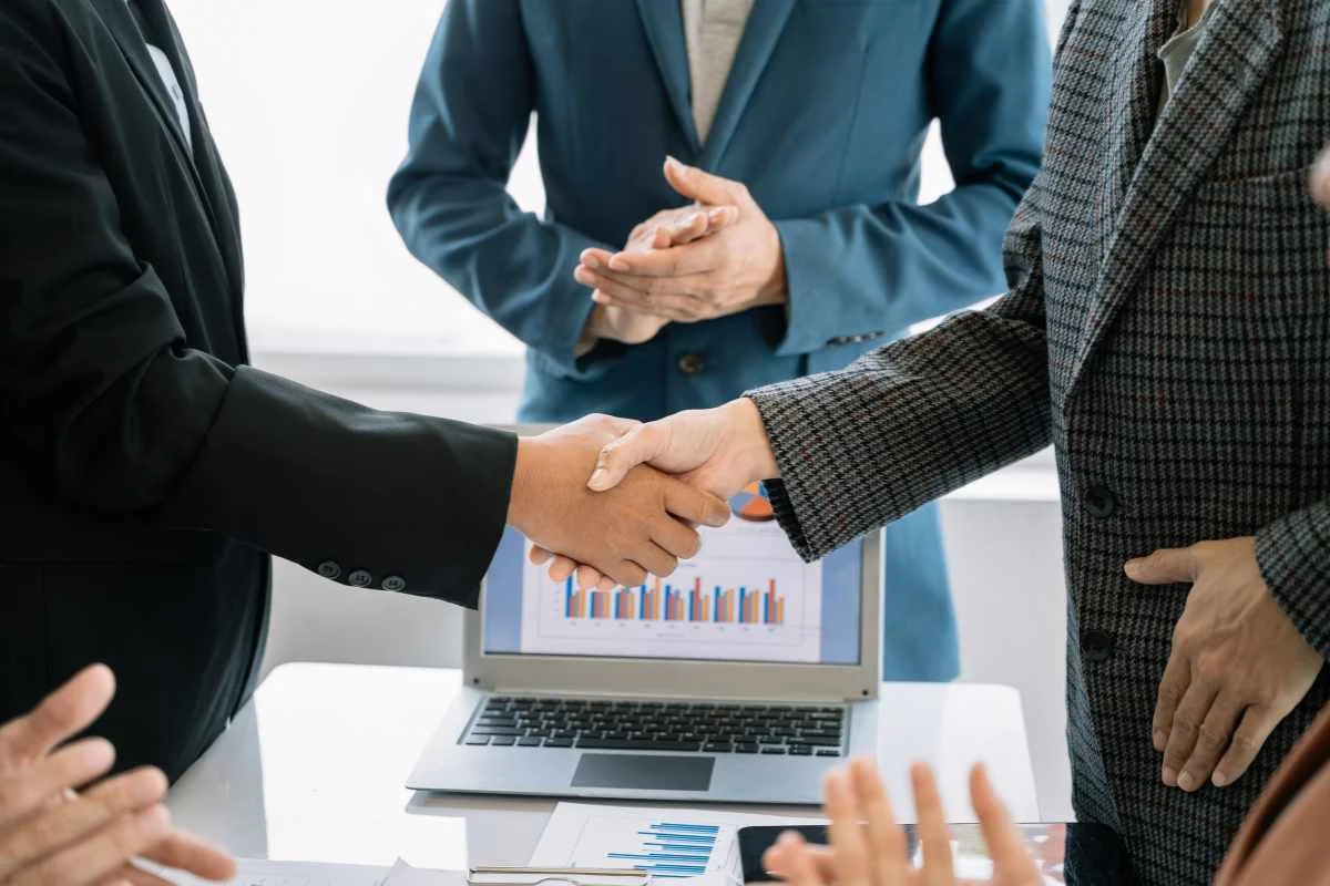 deux personnes se serrant la main suite à une dilution de start - up