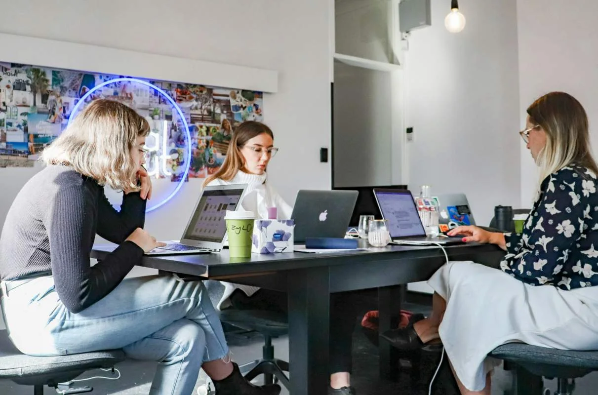 photos de trois jeunes femmes en train de travailler sur leur ordinateur grâce à des technologies edtech