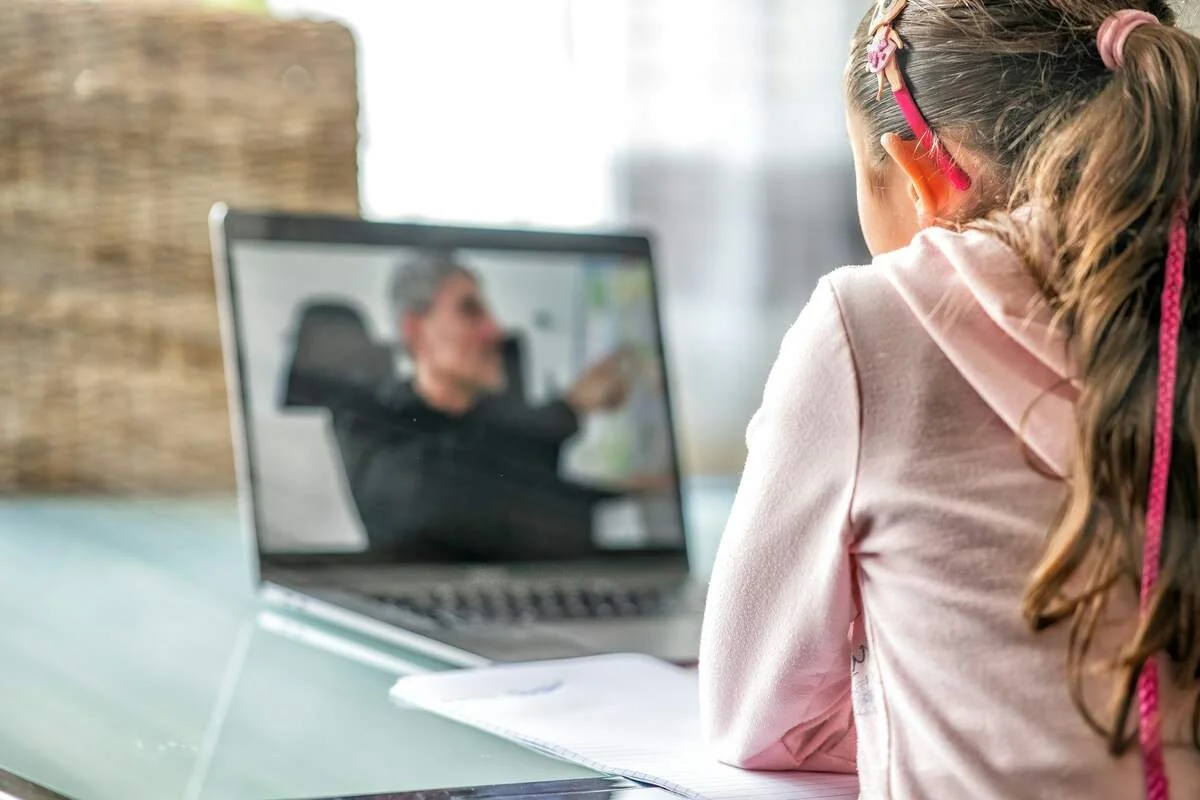 jeunes élèves travaillant devant un ordinateur grâce aux technologies edtech