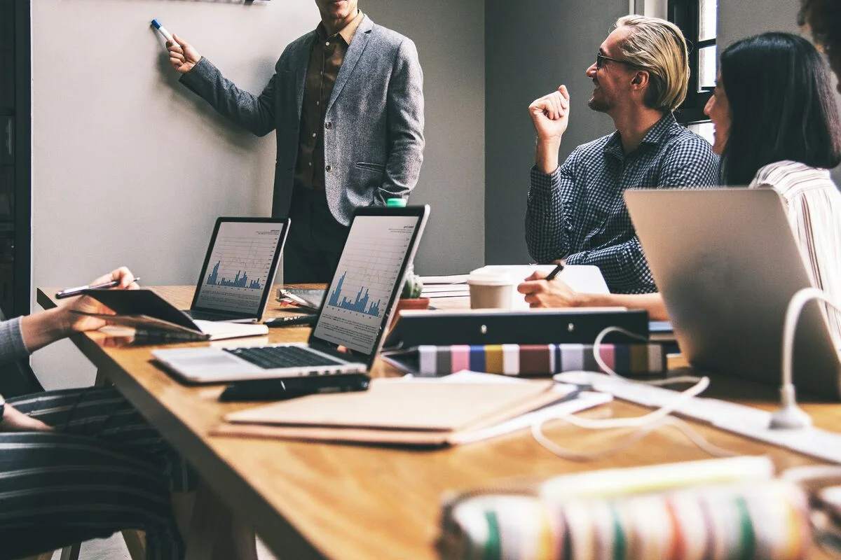  Des professionnels en pleine séance de brainstorming dans une salle de réunion moderne. L'ambiance dynamique et collaborative reflète les échanges et les stratégies élaborées pour réussir une levée de fonds.