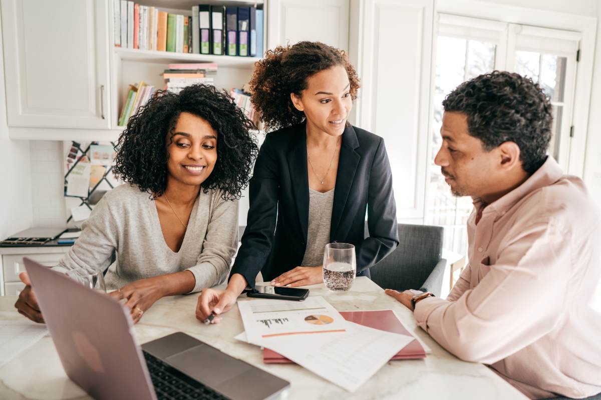 trois entrepreneurs autour d'une table réfléchissant à monter un business