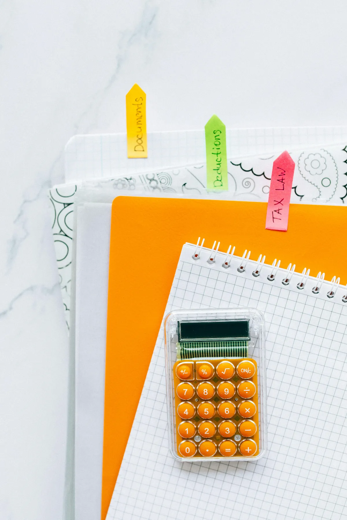 Carnet avec un post it tax law