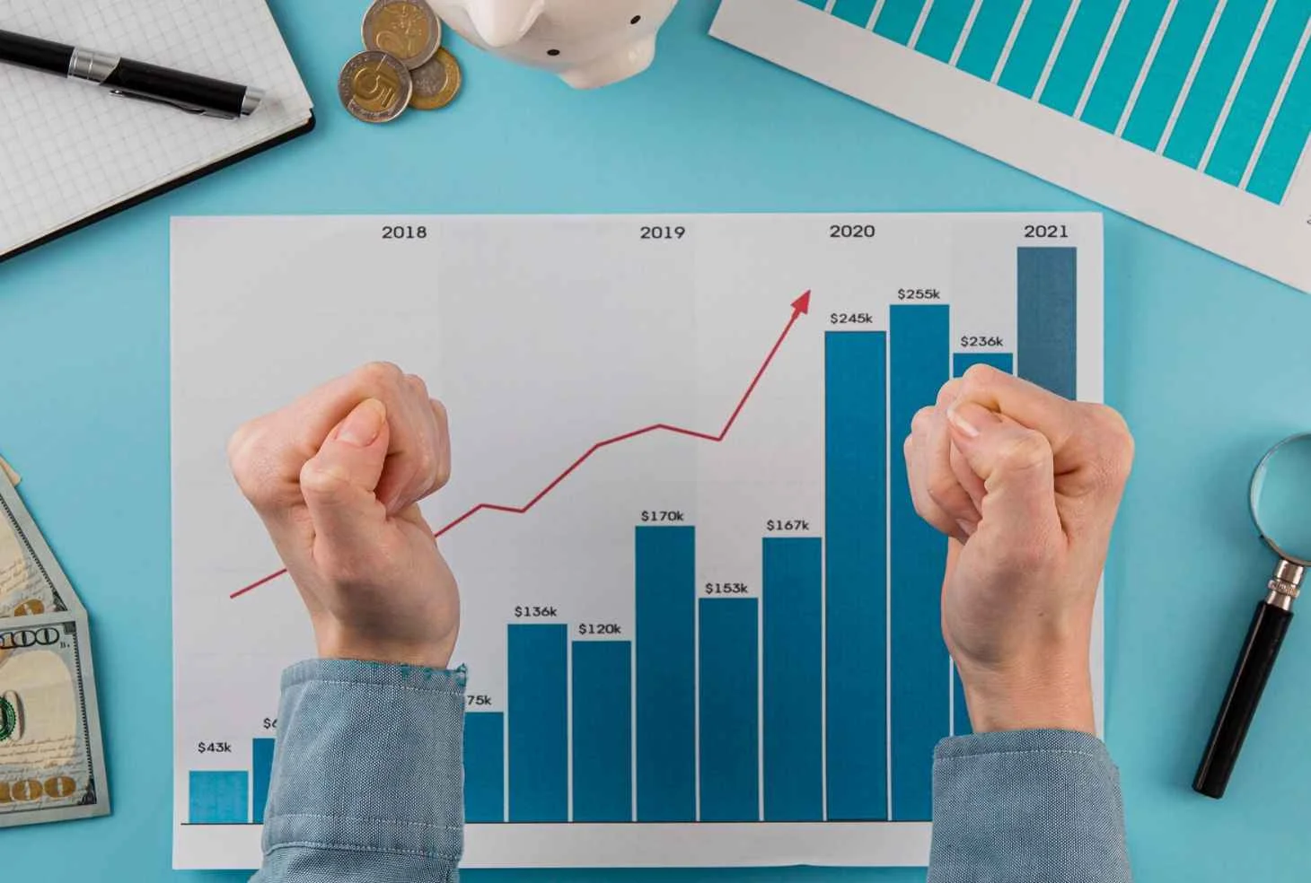 main d'une femme devant un bureau avec un graphique représentant les avantages du mécanisme de l'apport cession