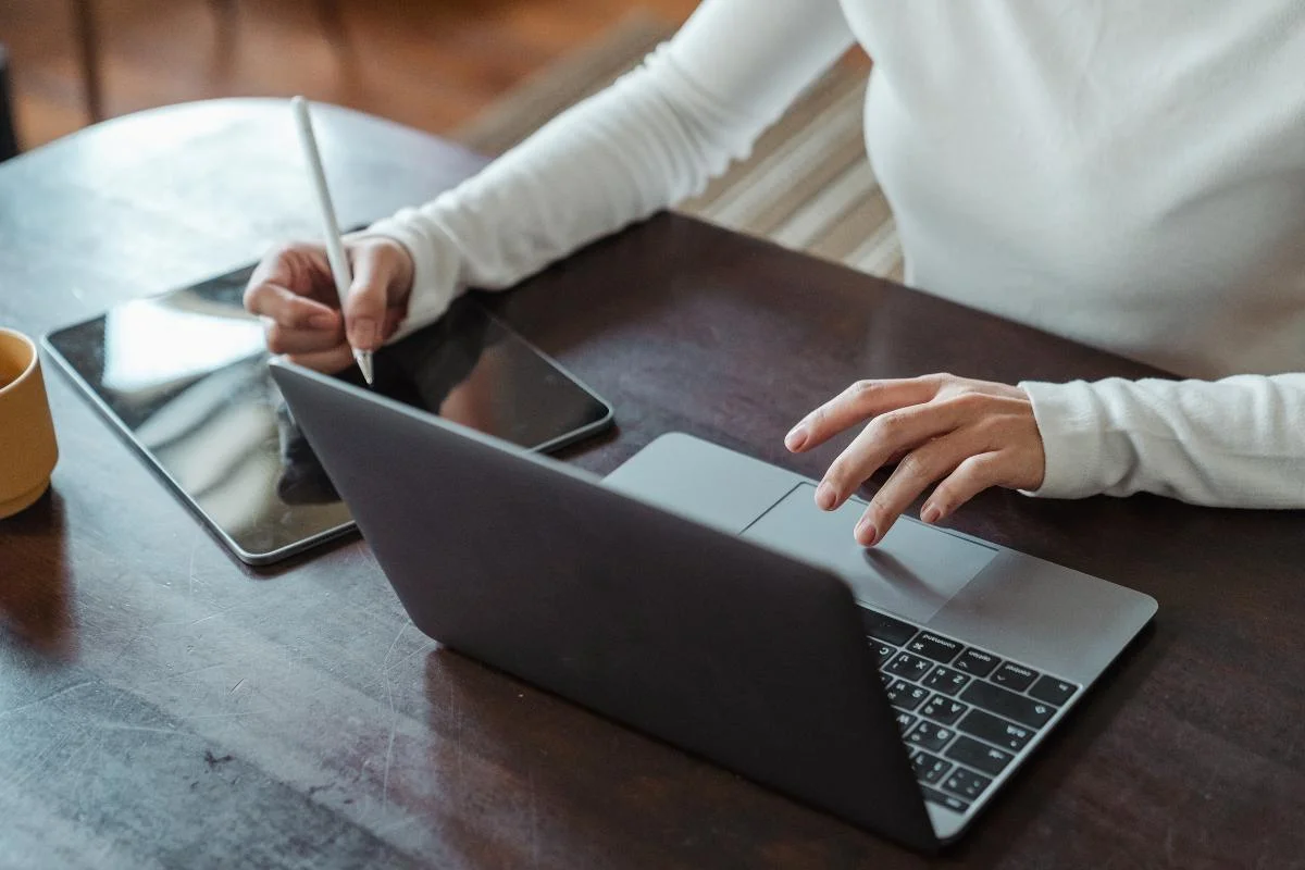 personne faisant une recherche sur le pea en ligne
