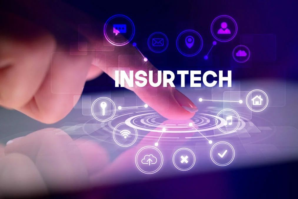 Image d'un doigt touchant un écran numérique avec le mot "Insurtech" et diverses icônes technologiques, illustrant l'investissement dans l'Insurtech.