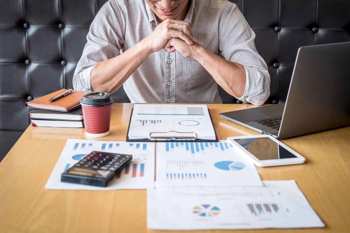 personne devant des graphiques se demandant combien de pea ouvrirm