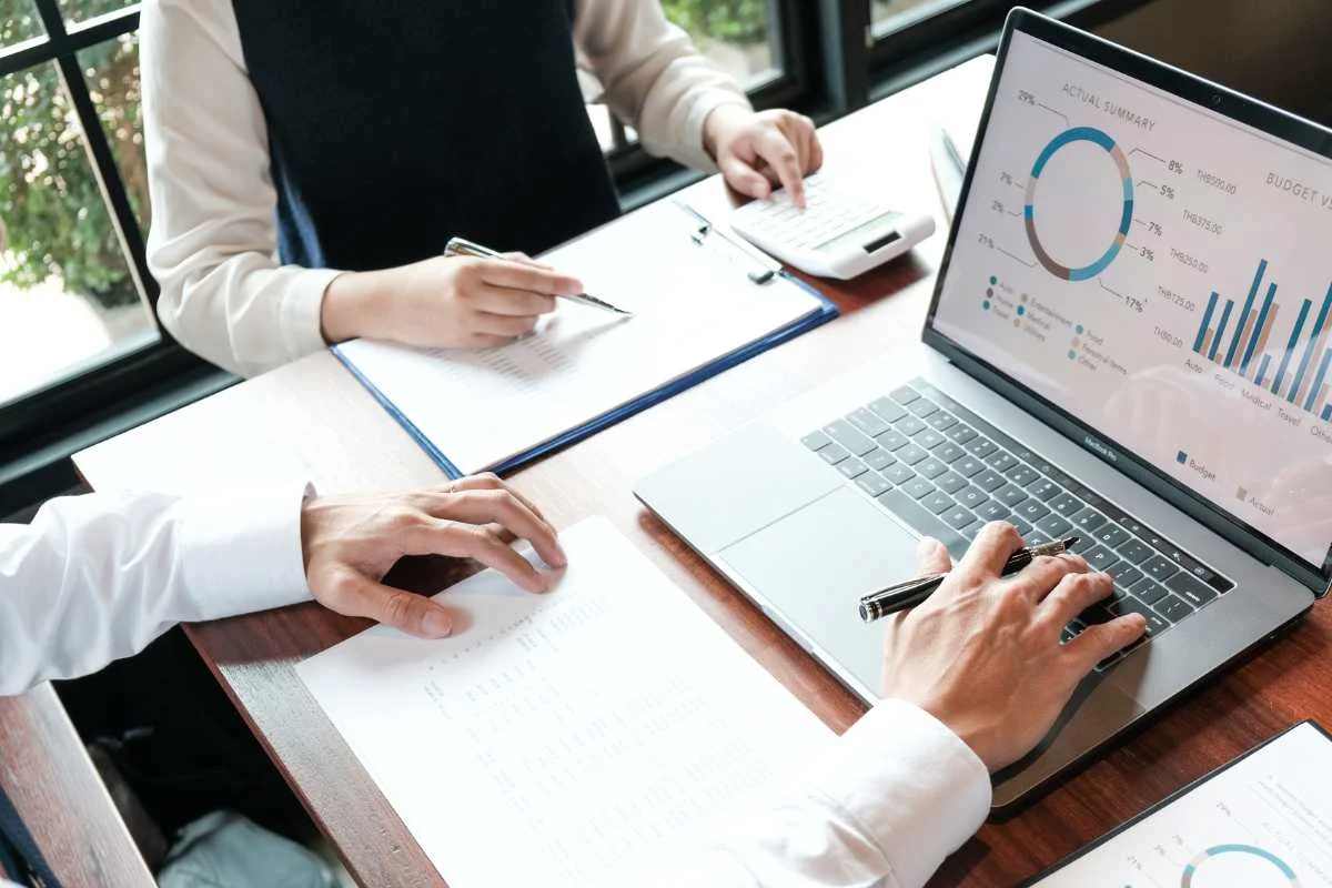 deux personnes réfléchissant sur l'investissement en private equity