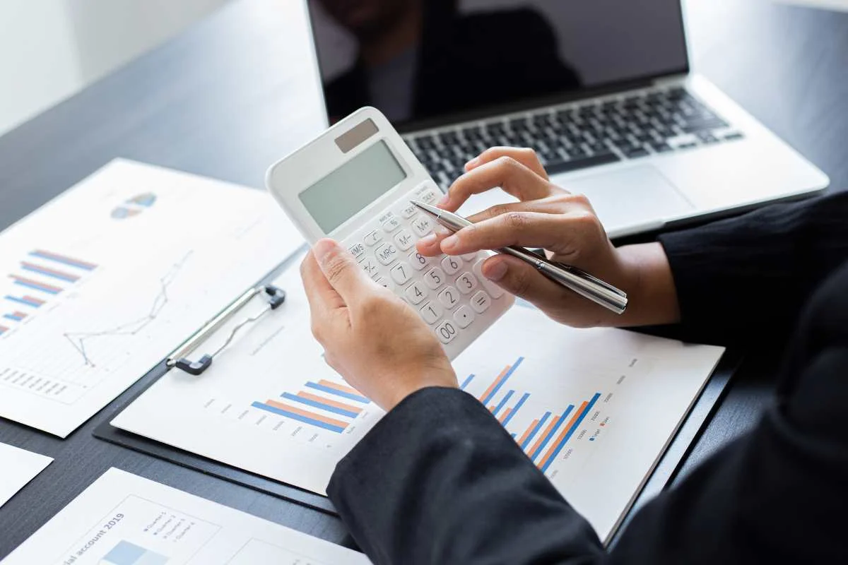 particulier faisant ses calculs sur une calculatrice pour un investissement en private equity