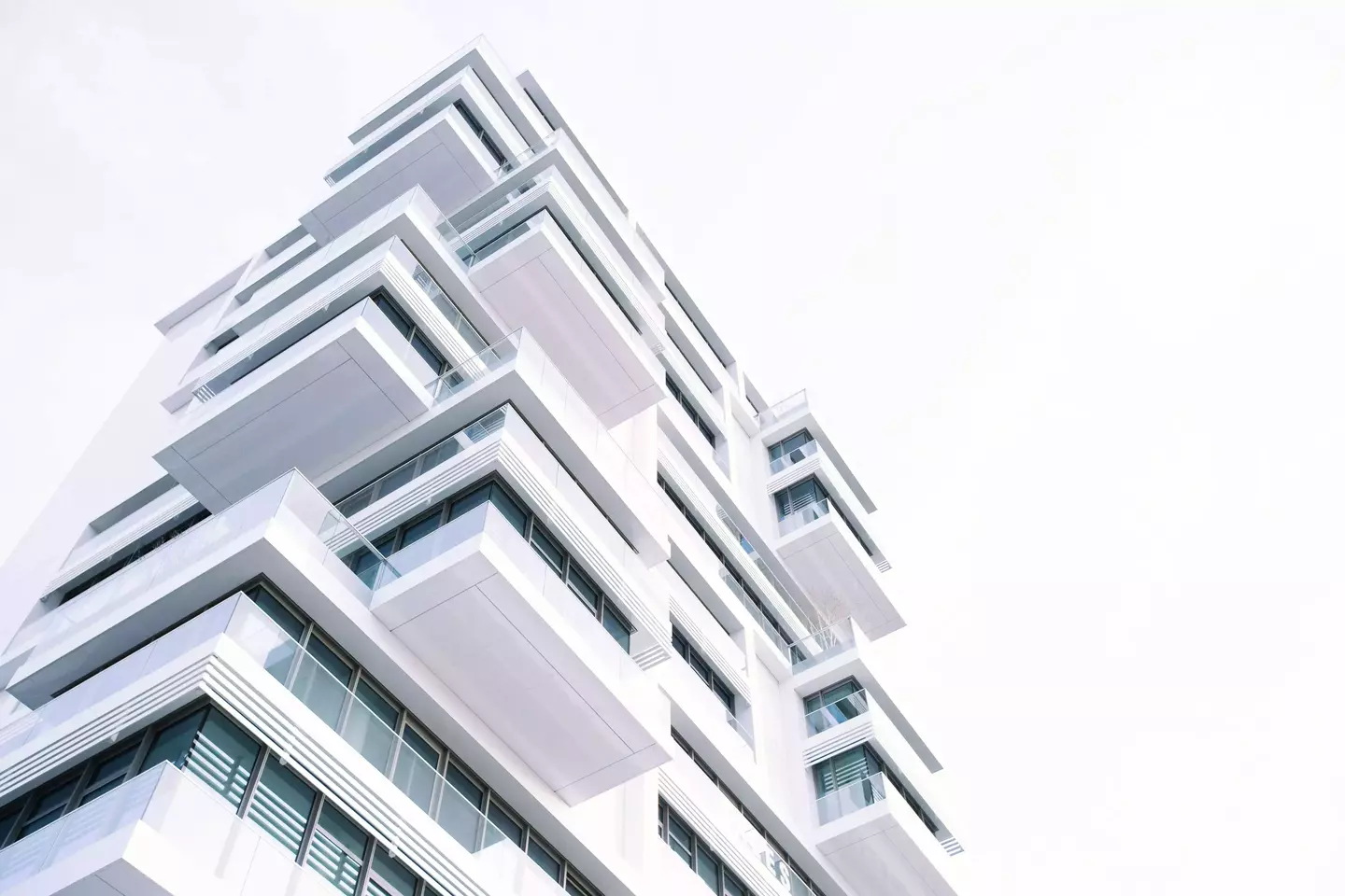 Bâtiment inteliggent moderne blanc en contre plongée