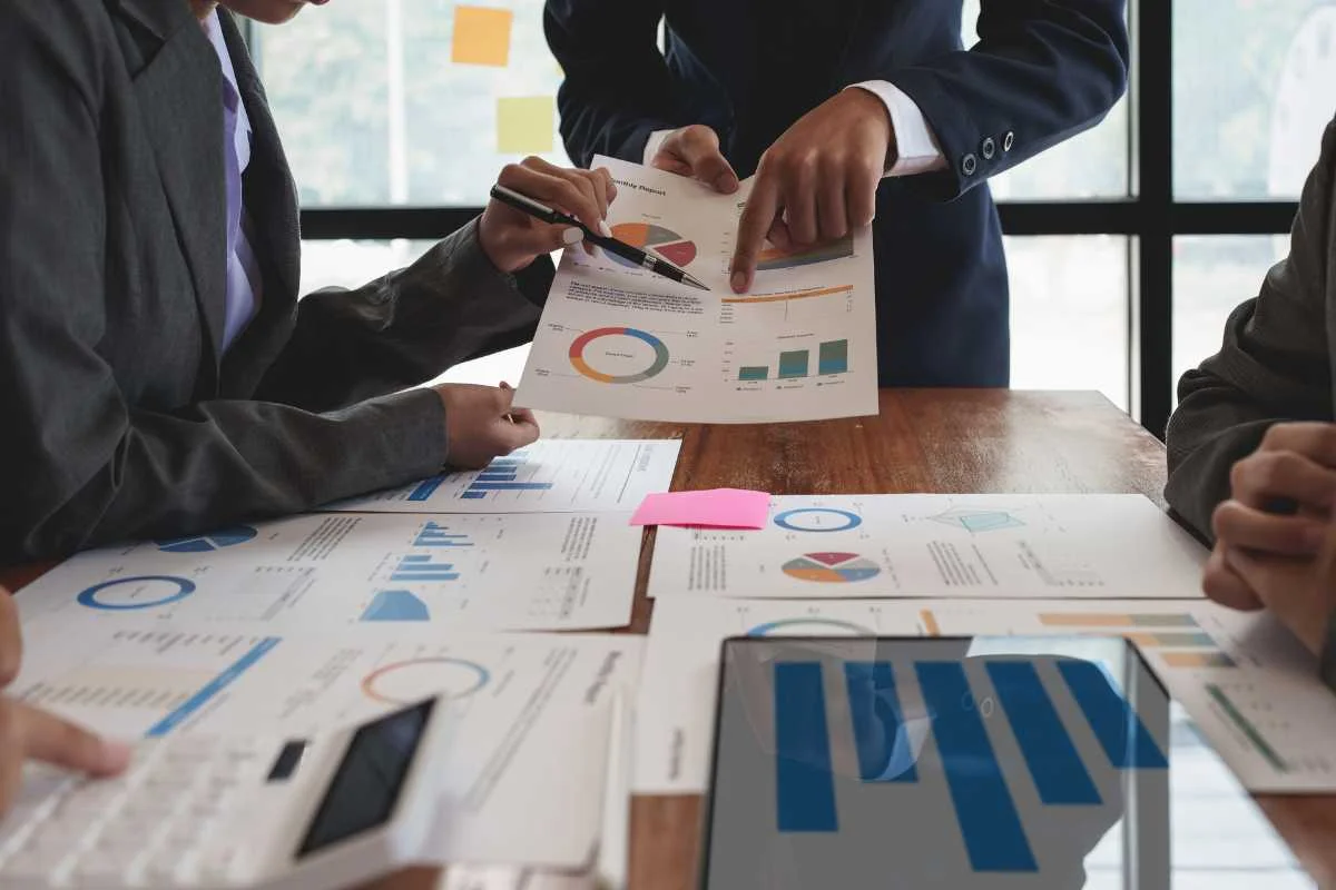 des hommes regardant des feuilles pour investir des fonds d'investissement