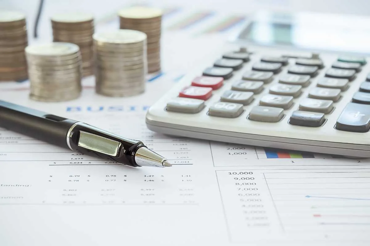 photo d'un stylo et d'une calculatrice pour des fonds d'investissement