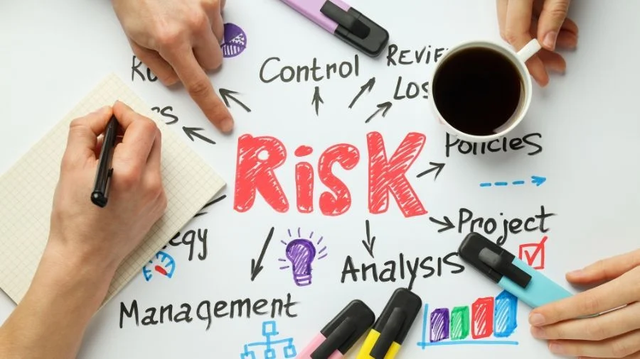 Graphique sur le risque d'investissInvestissements à risque moyen représentés par une feuille de papier avec des mots clés comme "Contrôle", "Politiques", "Projet", "Analyse" et "Gestion" entourant le mot central "Risk".ment avec des individus autour échangeant sur les meilleurs investissements possibles.