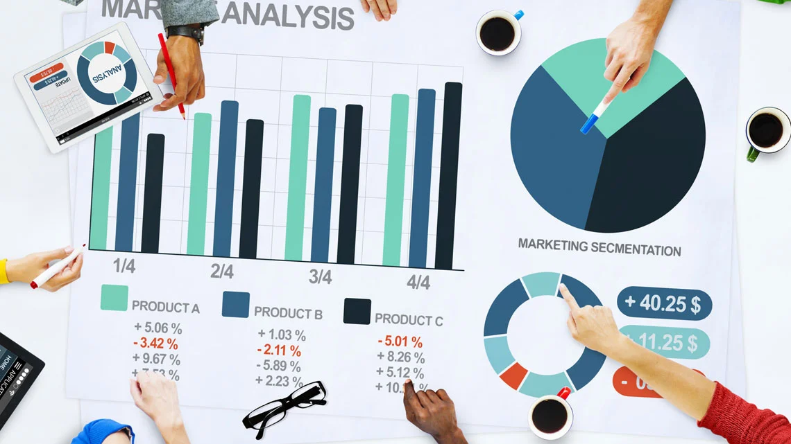 Des graphiques montrent l'évolution des performances des produits avec des barres colorées et des diagrammes circulaires. Ils illustrent la segmentation marketing et la stratégie commerciale utilisée pour analyser les résultats.