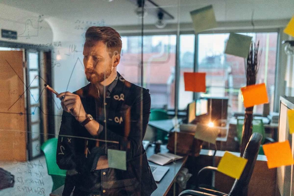entrepreneur en train de préparer sa stratégie commerciale sur son bureau