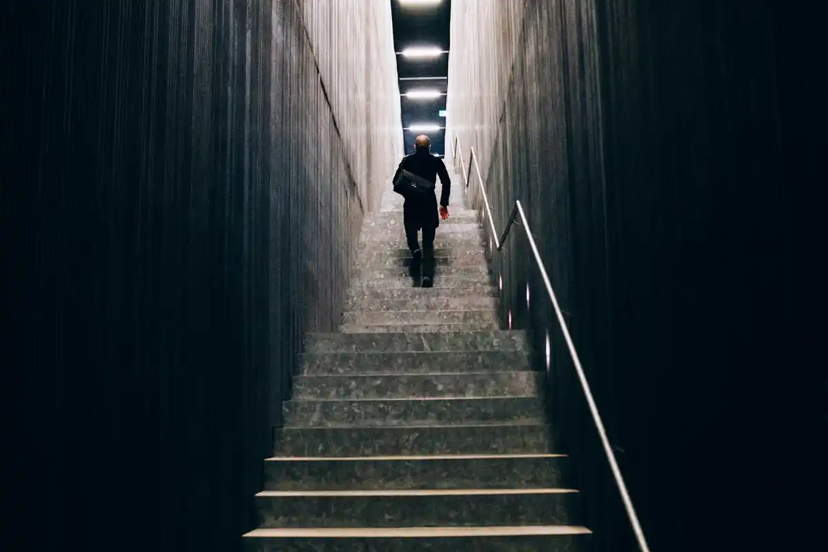 Homme montant un escalier représentant les petites optimisations