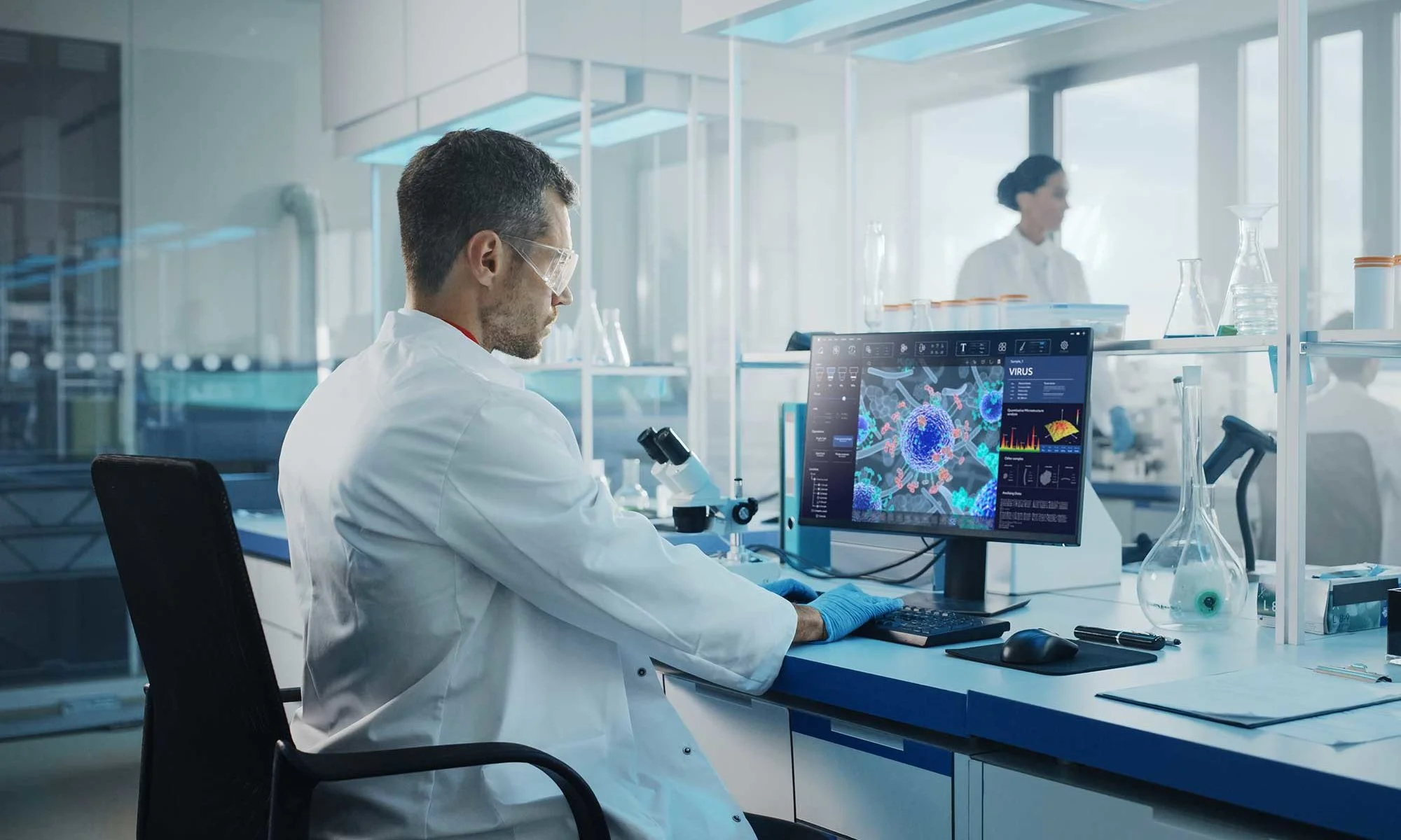 Un scientifique travaille dans un labo moderne d'une startup dans le domaine du biotech.