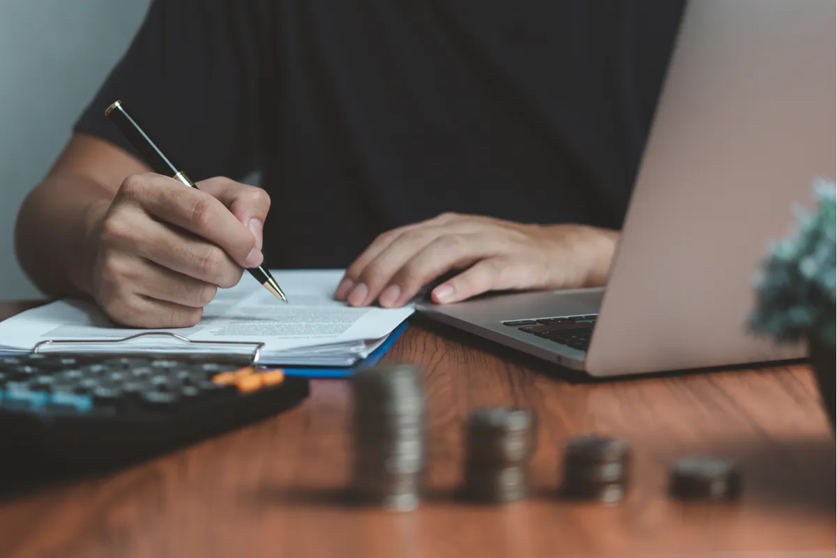 une personne travaillant sur son ordinateur en refléchissant au financement de la start up