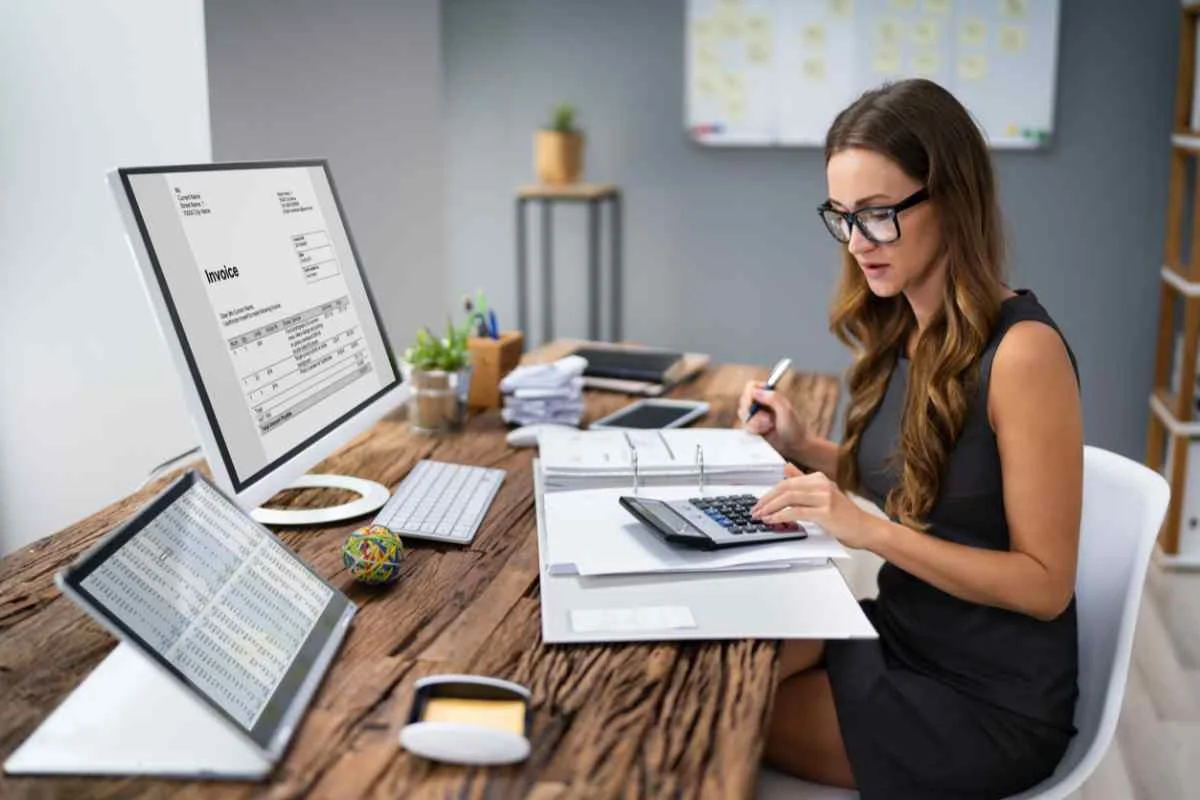 femme sur son bureau essayant de comprendre la flat tax