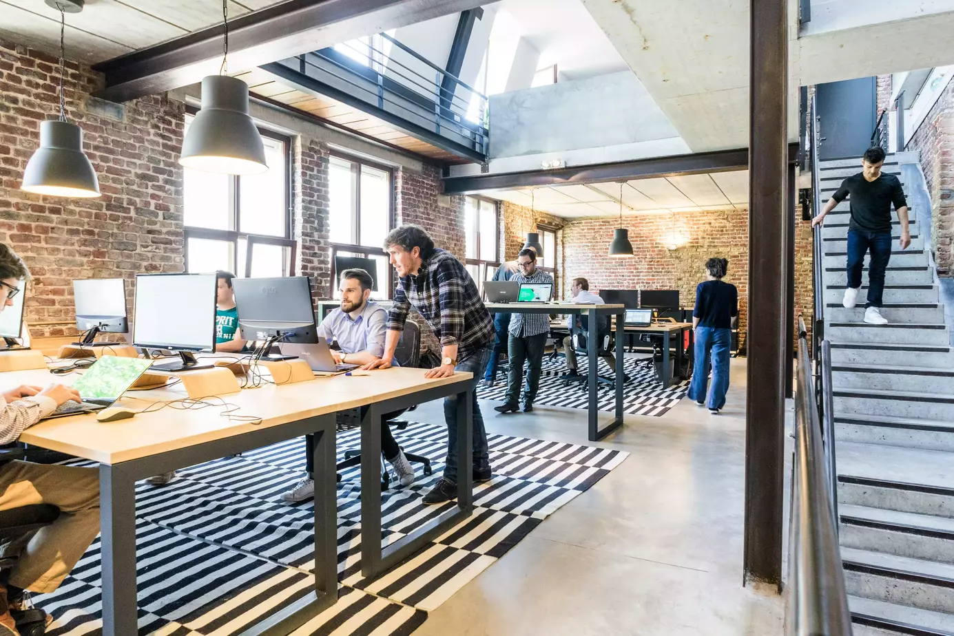 Bureau openspace moderne et lumineux d'un environnement startup
