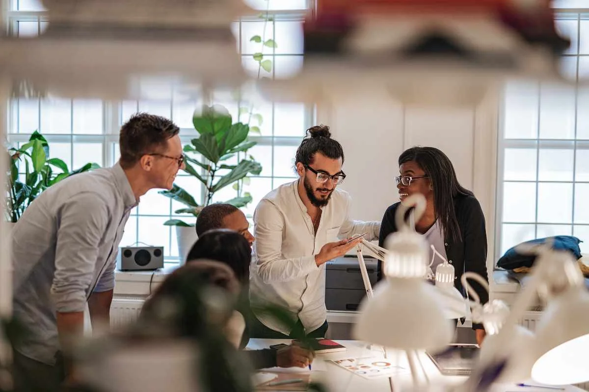 groupe de personnes devant une table discutant de la dilution de startup