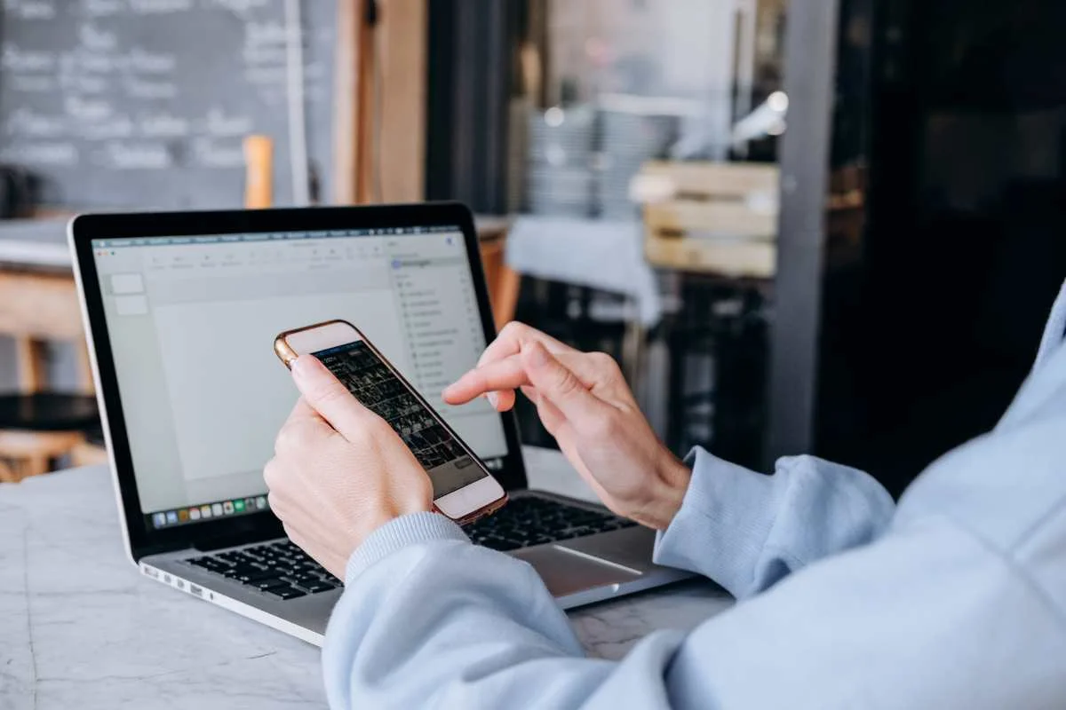 particulier sur son téléphone avec son ordinateur travaillant sur un investissement en private equity