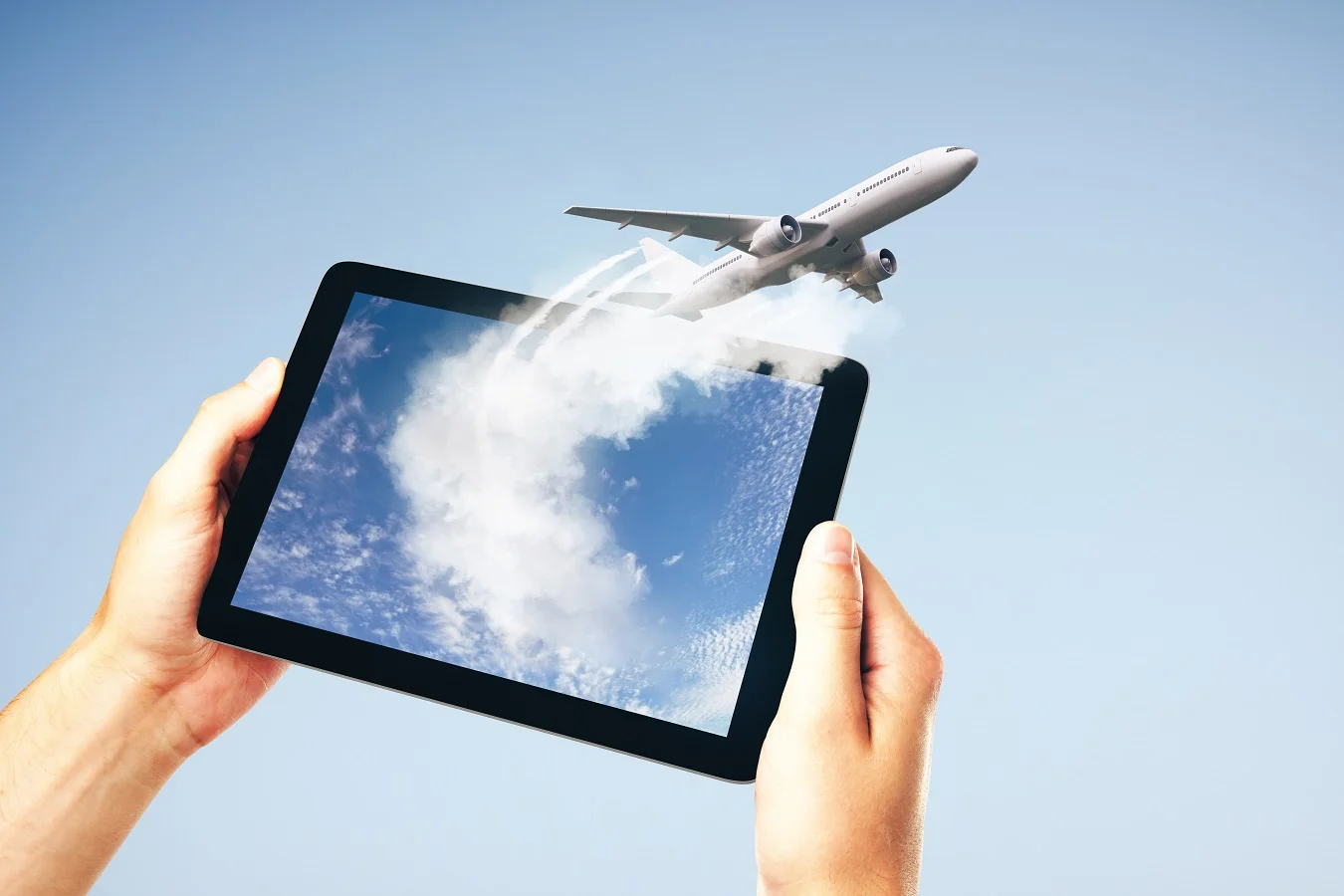 Image d'un avion s'envolant depuis l'écran d'une tablette tenue par des mains, symbolisant l'innovation et les opportunités d'investir dans les startups du secteur du voyage.