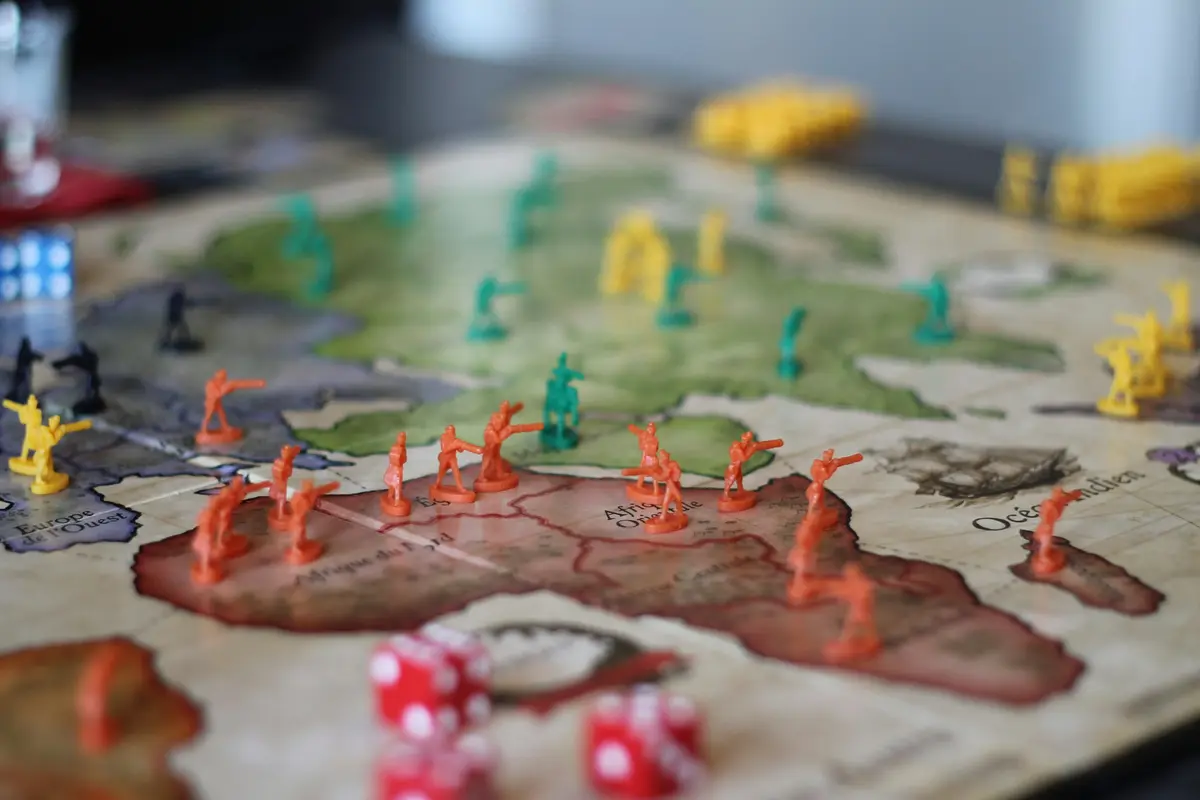Plateau de jeux de stratégie RISK demandant une stratégie d'investissement