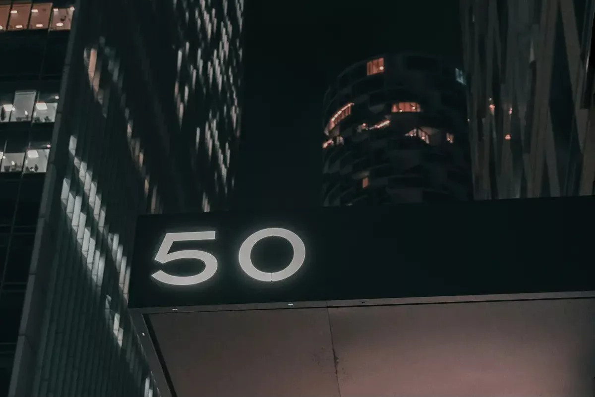 Enseigne 50 sur un batiment dans une capitale mondiale