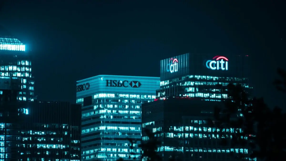 Cimes de bâtiments bancaires illustrant les placements financiers