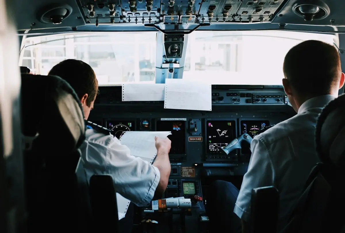Deux copilotes cherchant comment investir dans un poste de pilotage d'avion