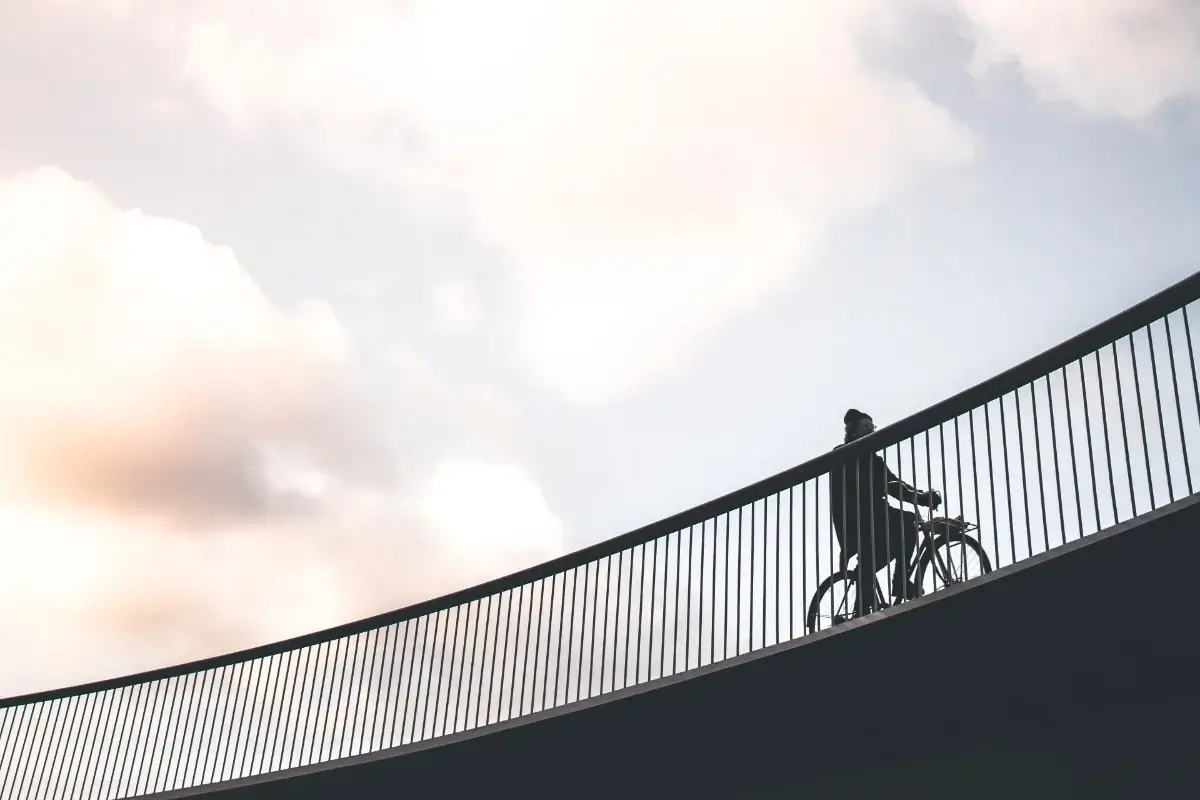 Courbe croissante d'investissement à long terme représenté grâce à une plateforme cycliste prise en contre plongée.