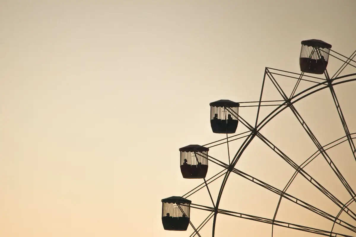 Grande roue en mouvement symbolisant la réussite.
