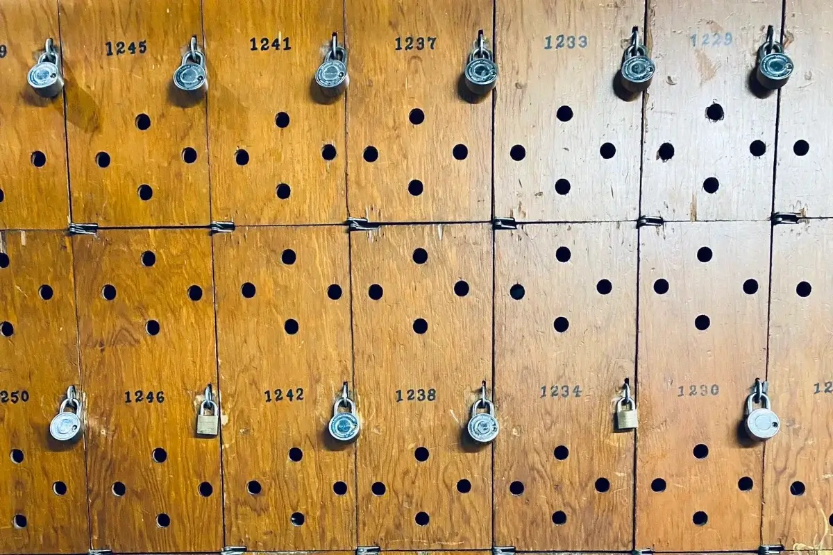 Casiers symbolisant la sécurité et le placement