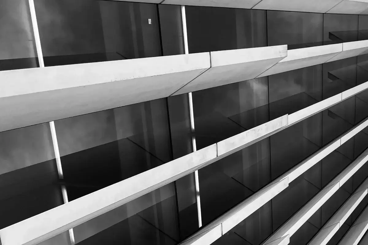 vue artistique de fenêtres et balcons symbolisant la croissance