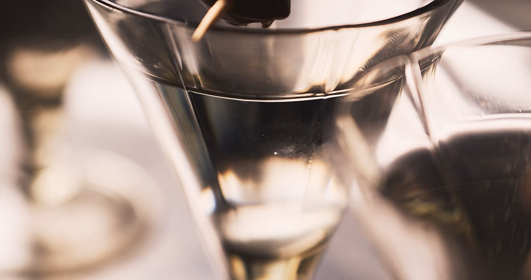 Gouttes de chocolat fondant tombant dans un verre transparent avec un liquide clair. - Hôtel Madison