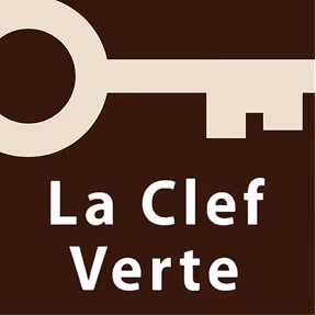 Clé stylisée blanche au-dessus du texte « La Clef Verte » sur un fond marron. - Hôtel Madison