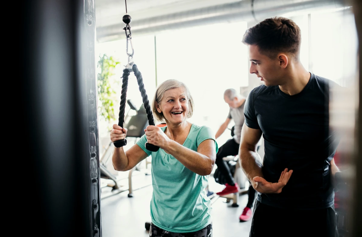 oudere vrouw aan het trainen